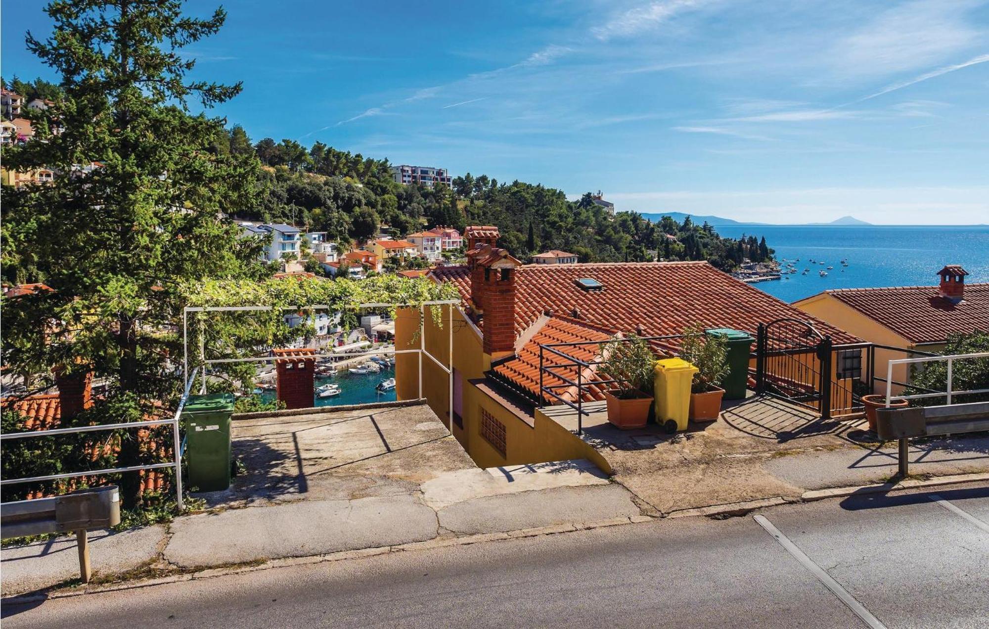 Lovely Apartment In Rabac With Kitchen Buitenkant foto